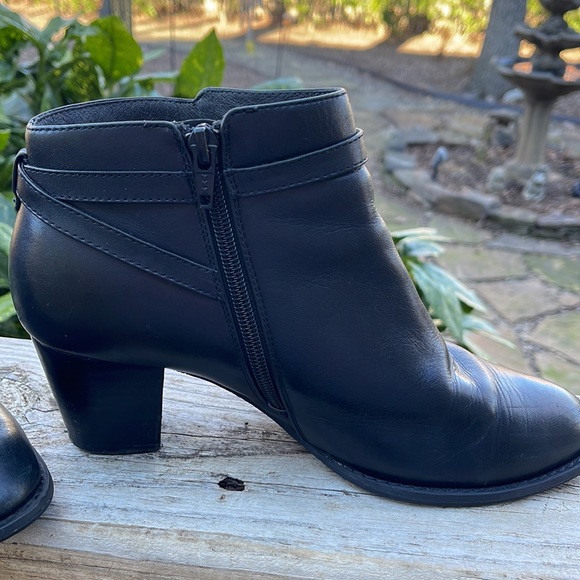 Vionic Upright Upton Ankle Boots - Picture 8 of 9